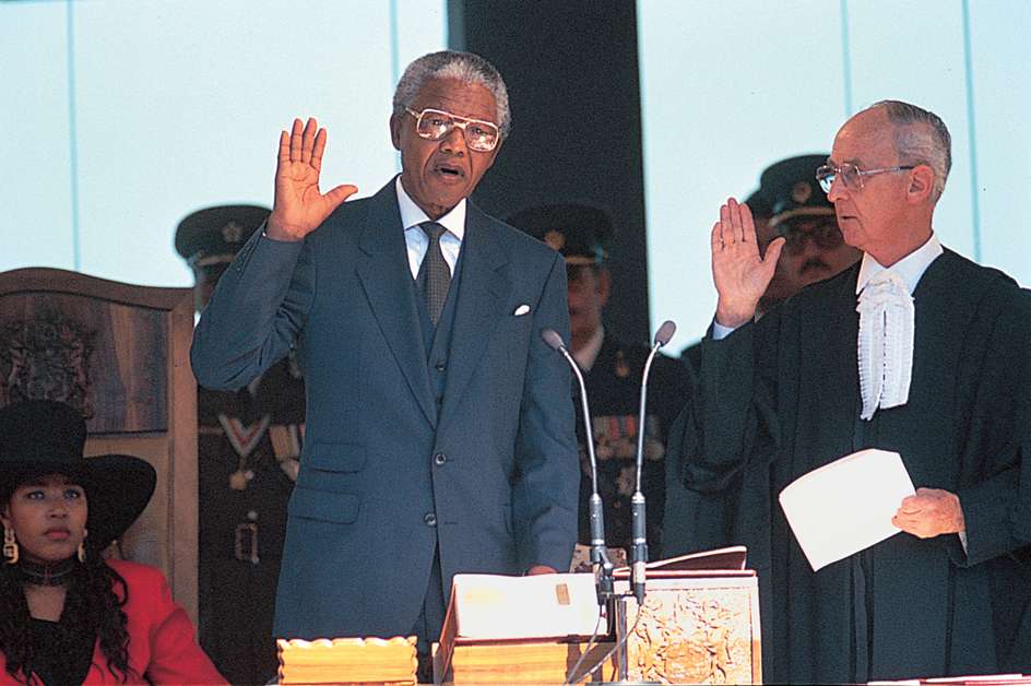 Nelson Mandela sworn in as president