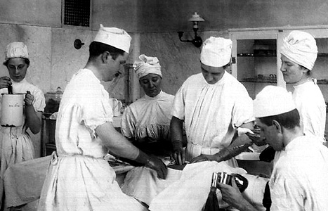 Operating room in 1900