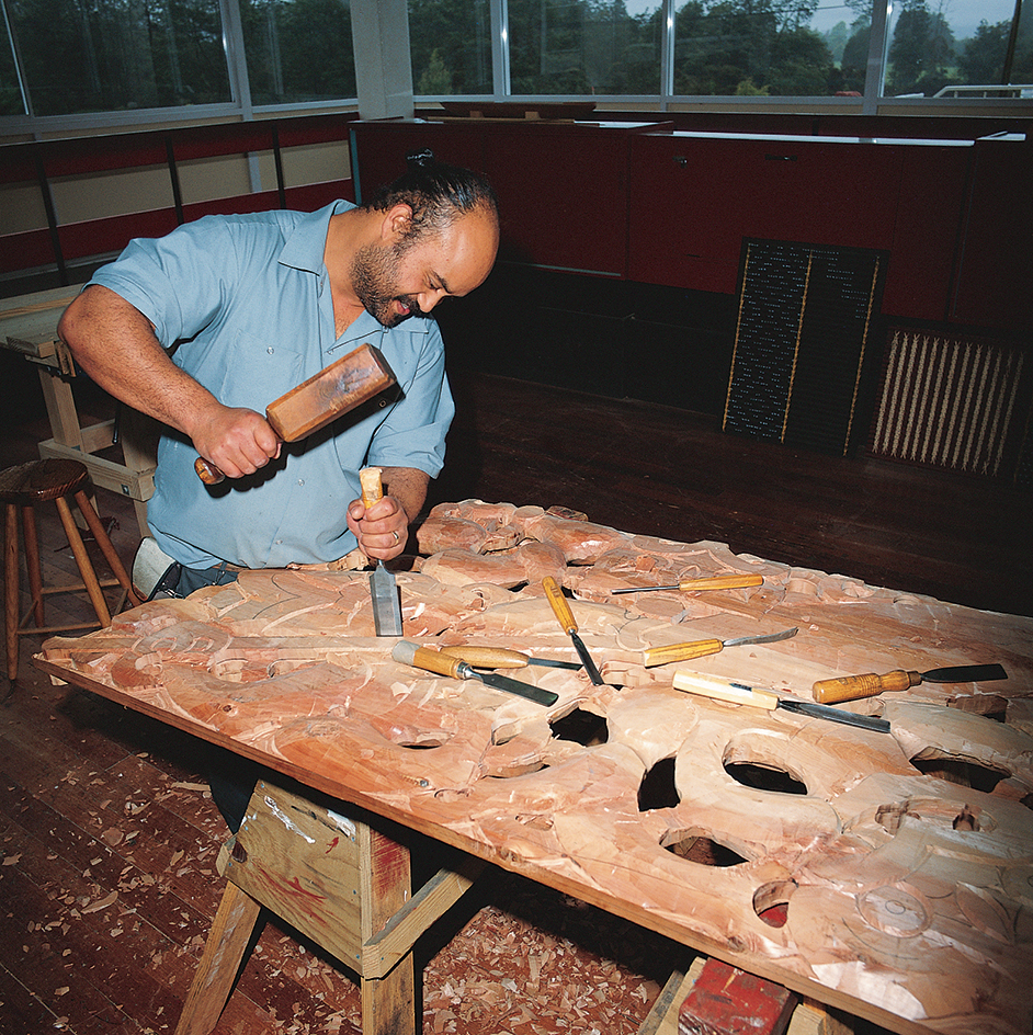 Māori woodcarver