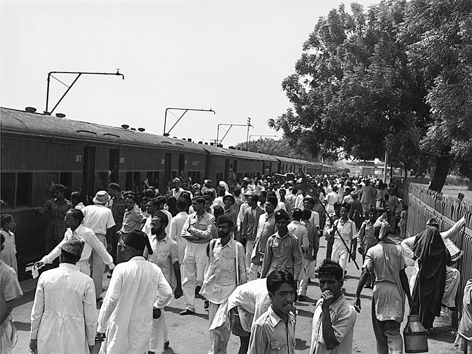 Muslims board trains to Pakistan