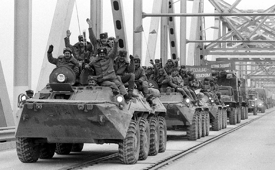 Soviet troops leave Afghanistan