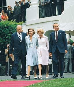 Nixon leaving the White House