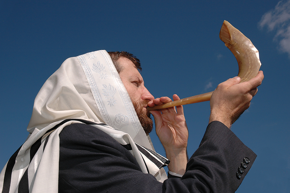 Man sounding a shofar at Rosh Ha-Shanah