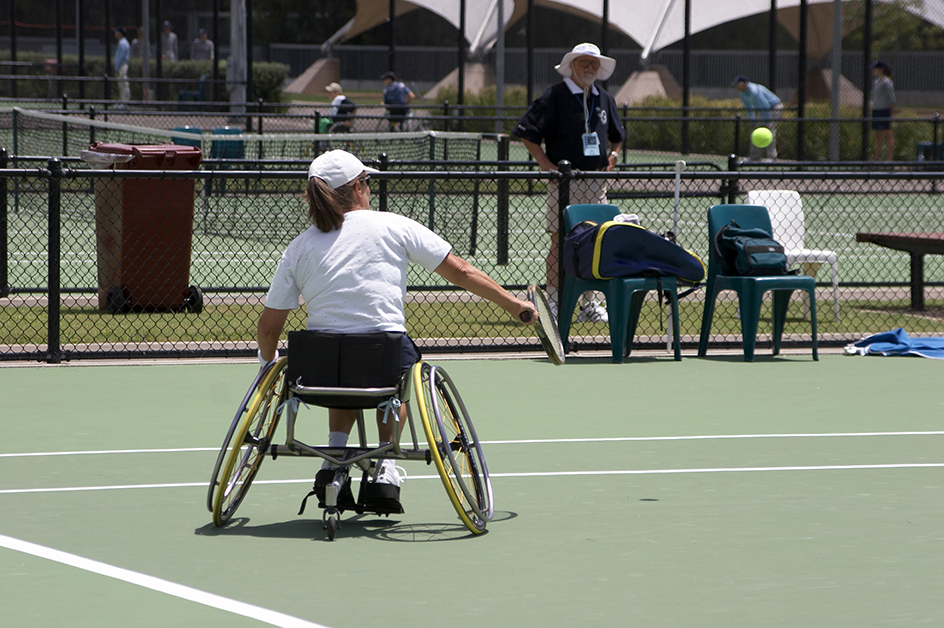 Tennis player with paralysis