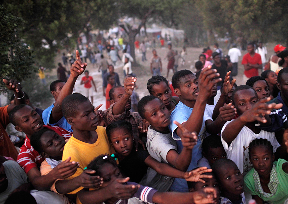 Haitians waiting for water distribution