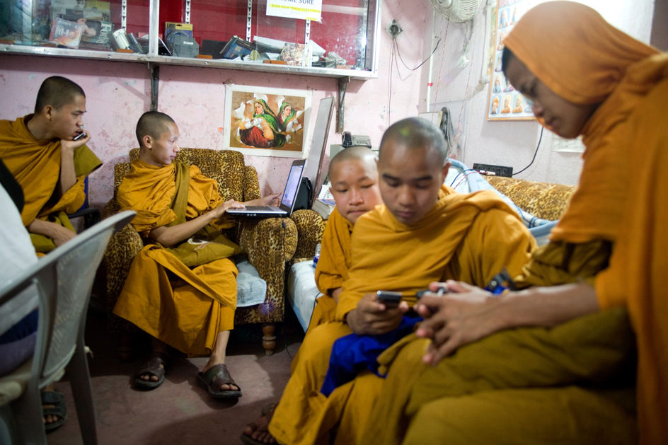 Buddhist monks using the internet