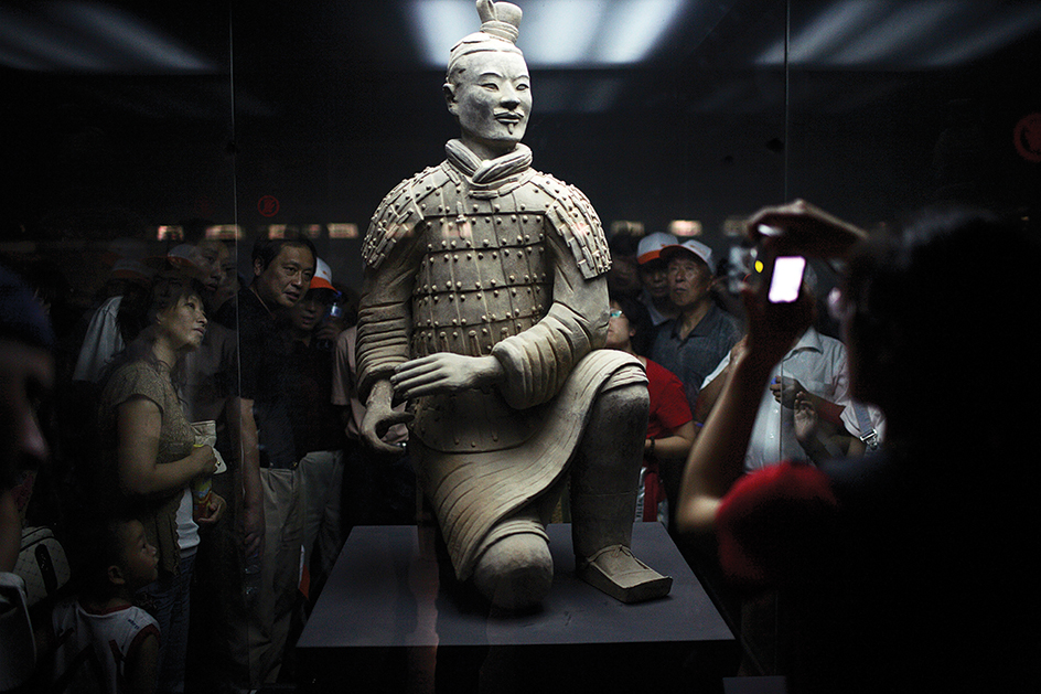 Terra-cotta foot soldier unearthed near Xi'an