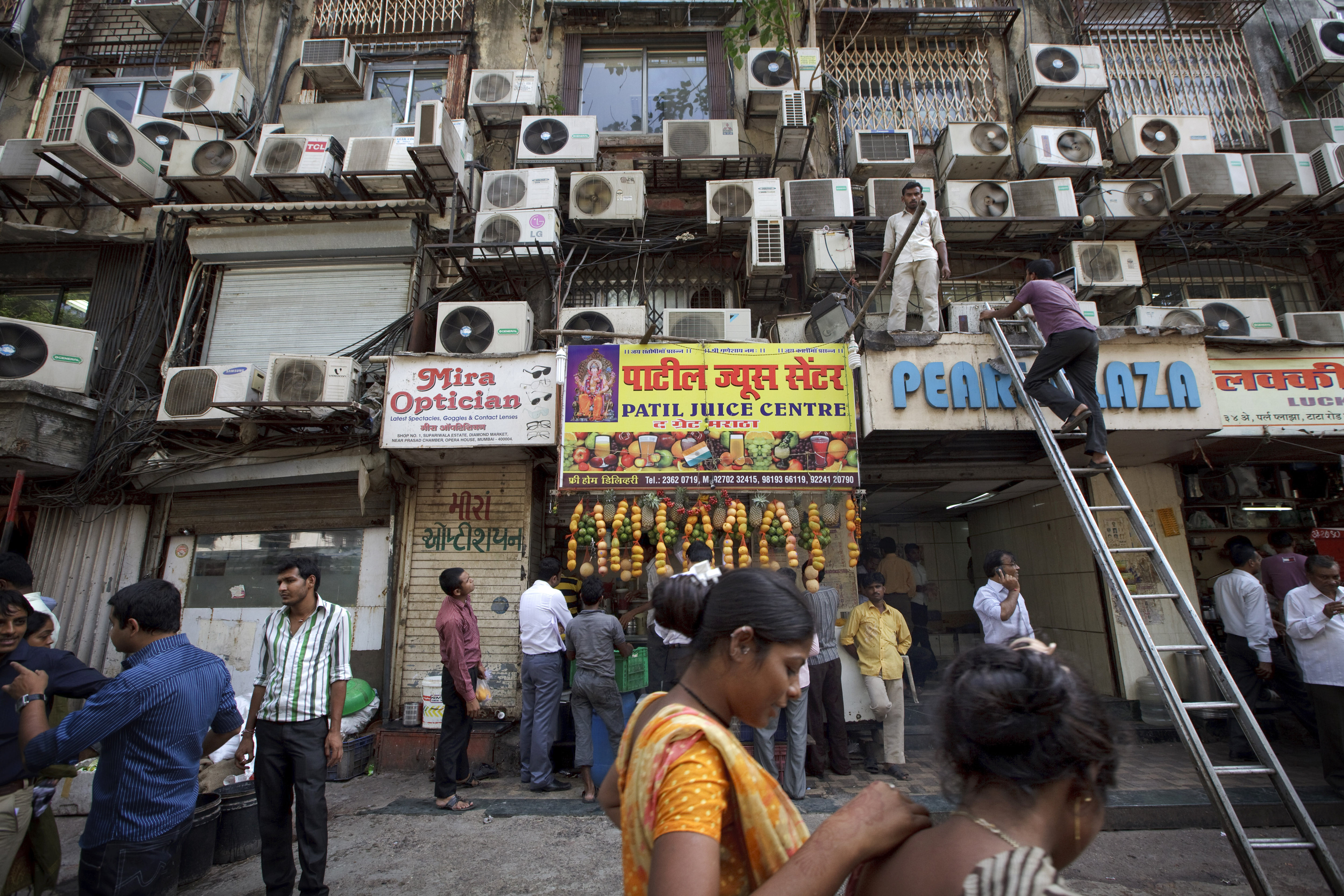 Street scene in Mumbai, India