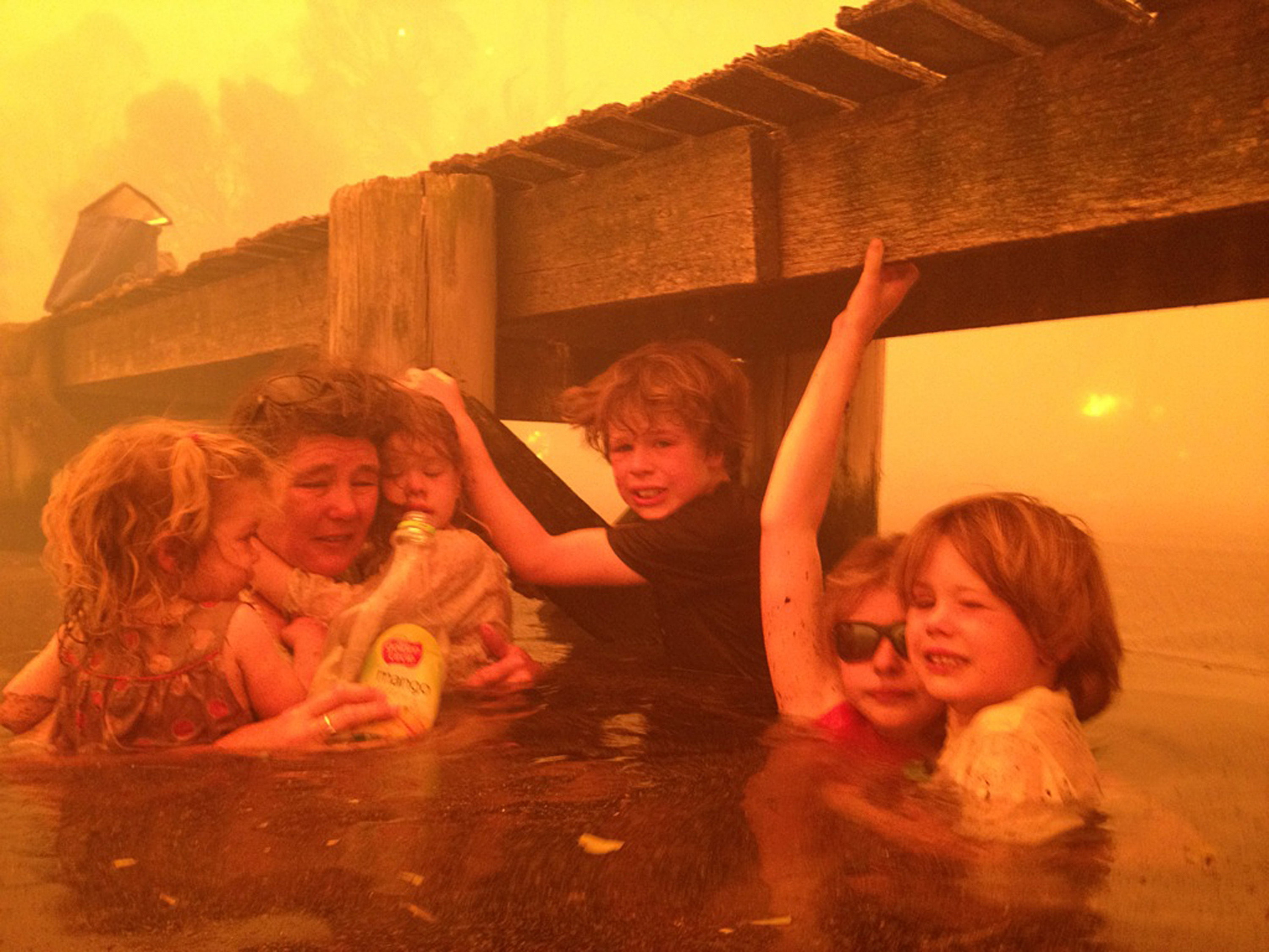 A family takes refuge from a bushfire