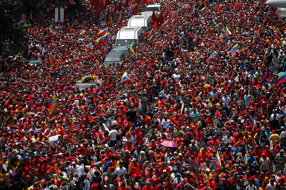 Venezuelans follow Hugo Chávez's coffin