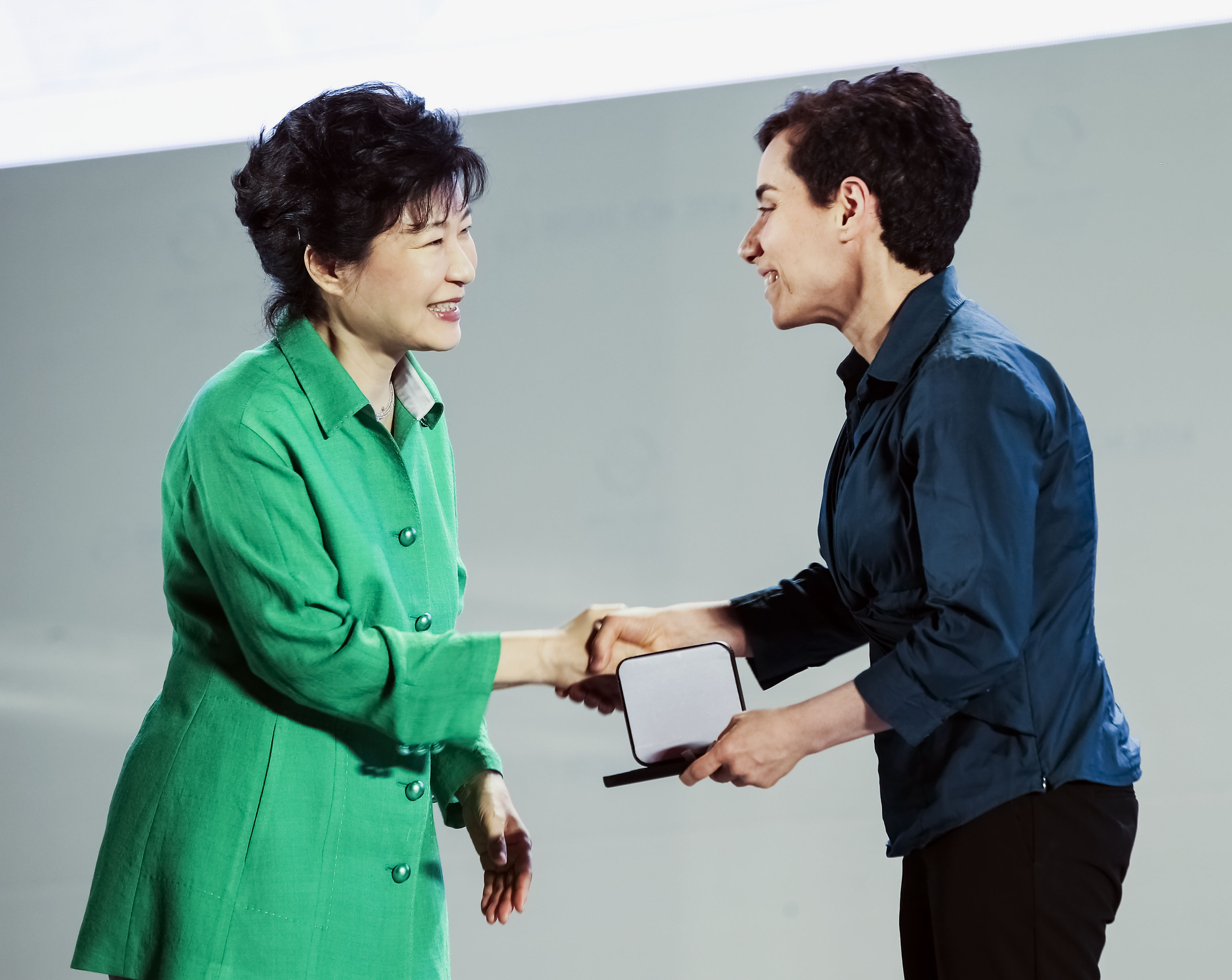 Maryam Mirzakhani (right) accepts the Fields Medal from South Korean president Park Geun-hye (left)