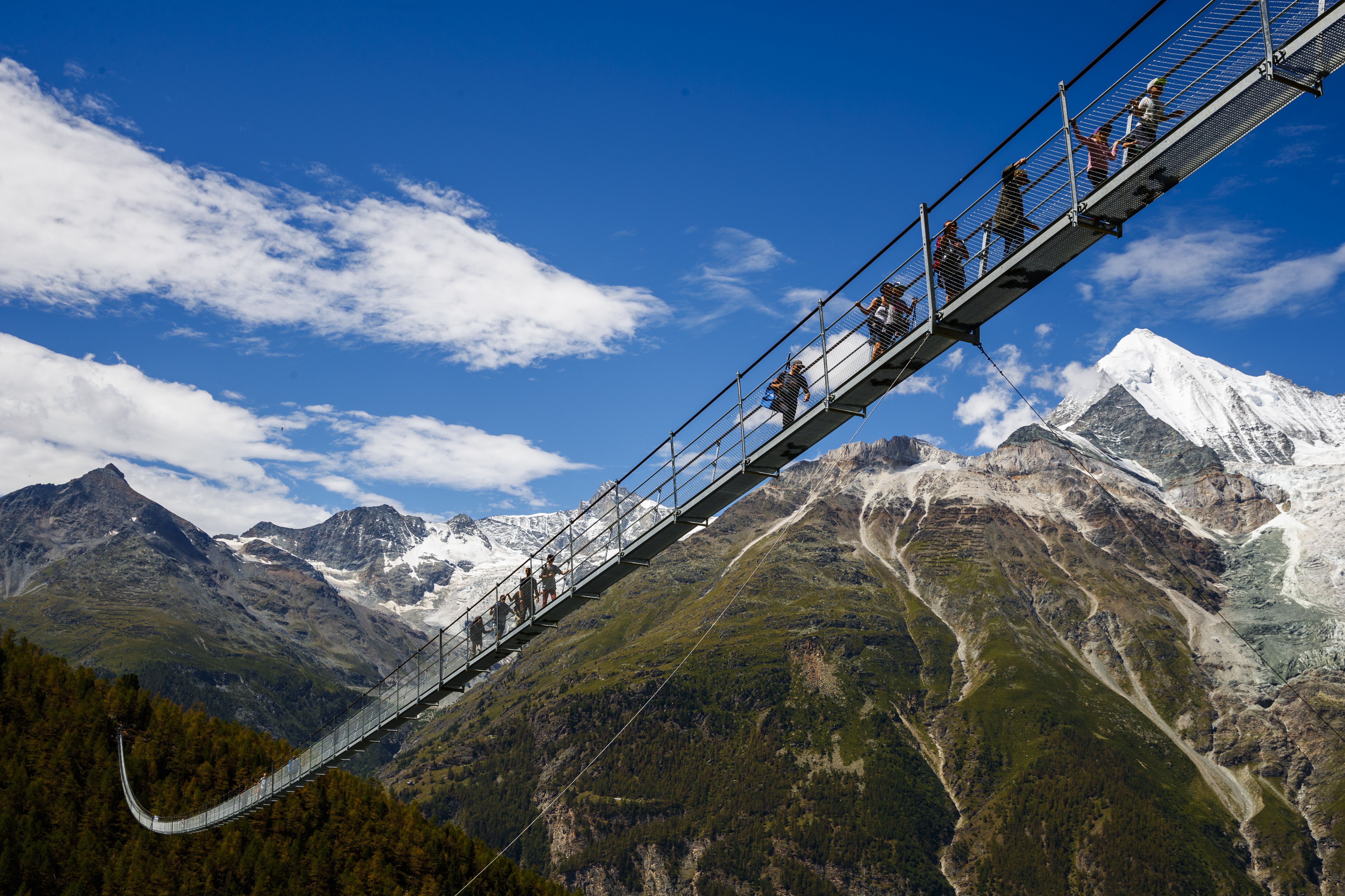 Spectacular pedestrian bridge in the Swiss Alps