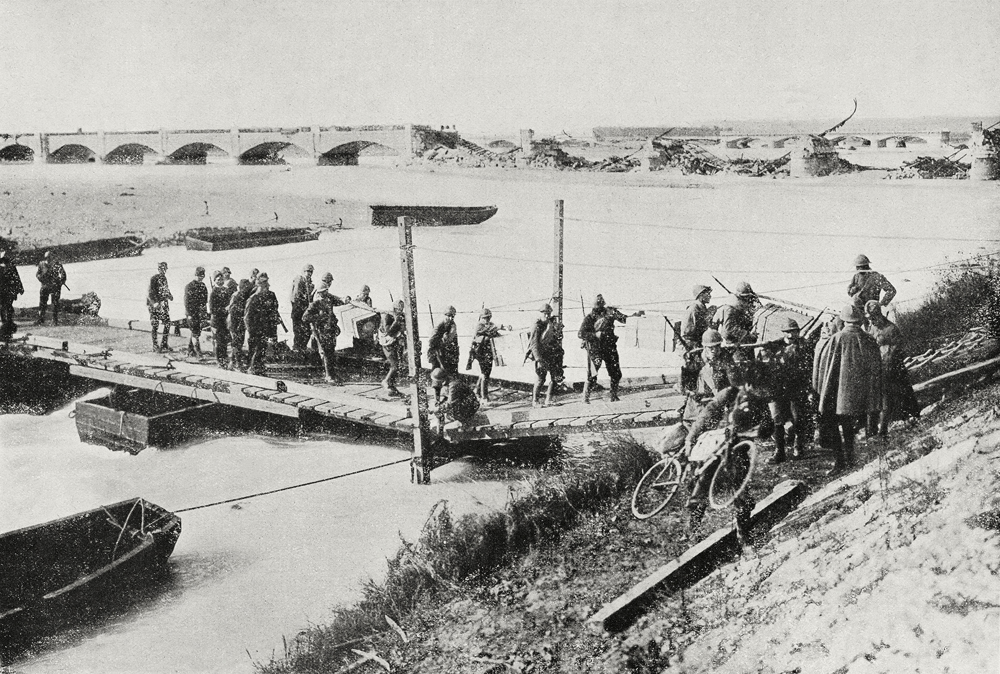 Italian soldiers cross the Piave River