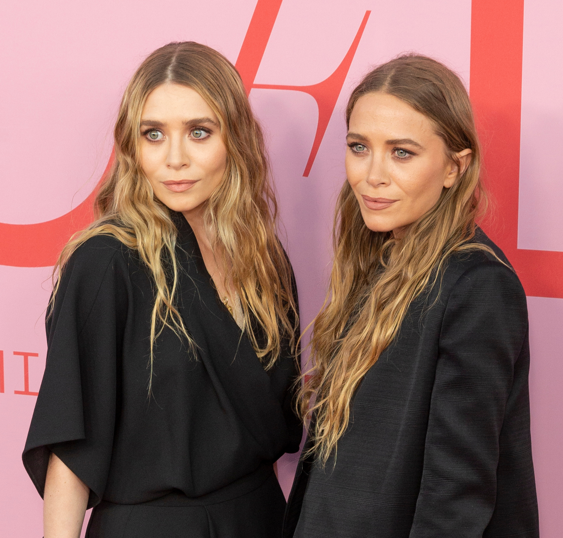 American actresses and businesswomen Mary-Kate Olsen (right) and Ashley Olsen 