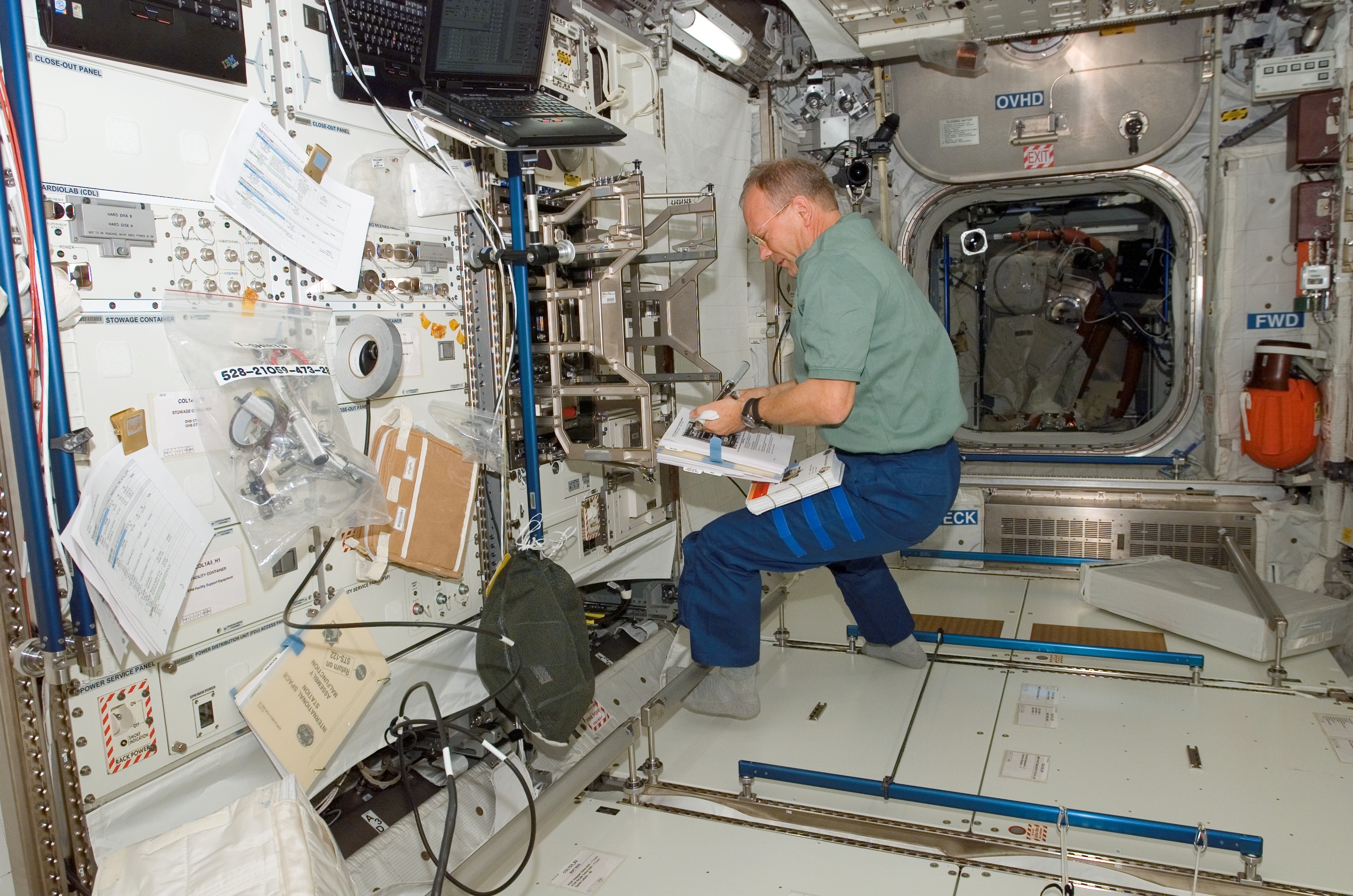 Organizing items in weightlessness