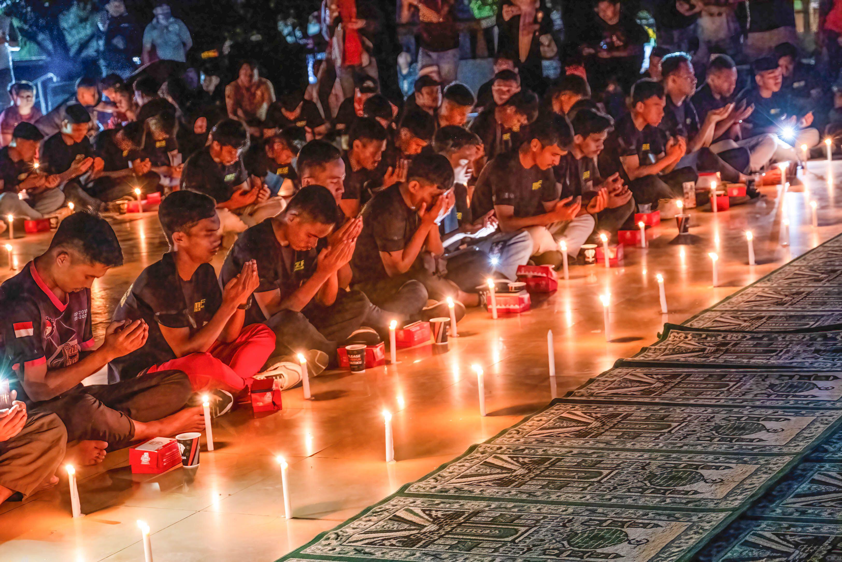 Vigil for trampled Indonesian soccer fans in 2022