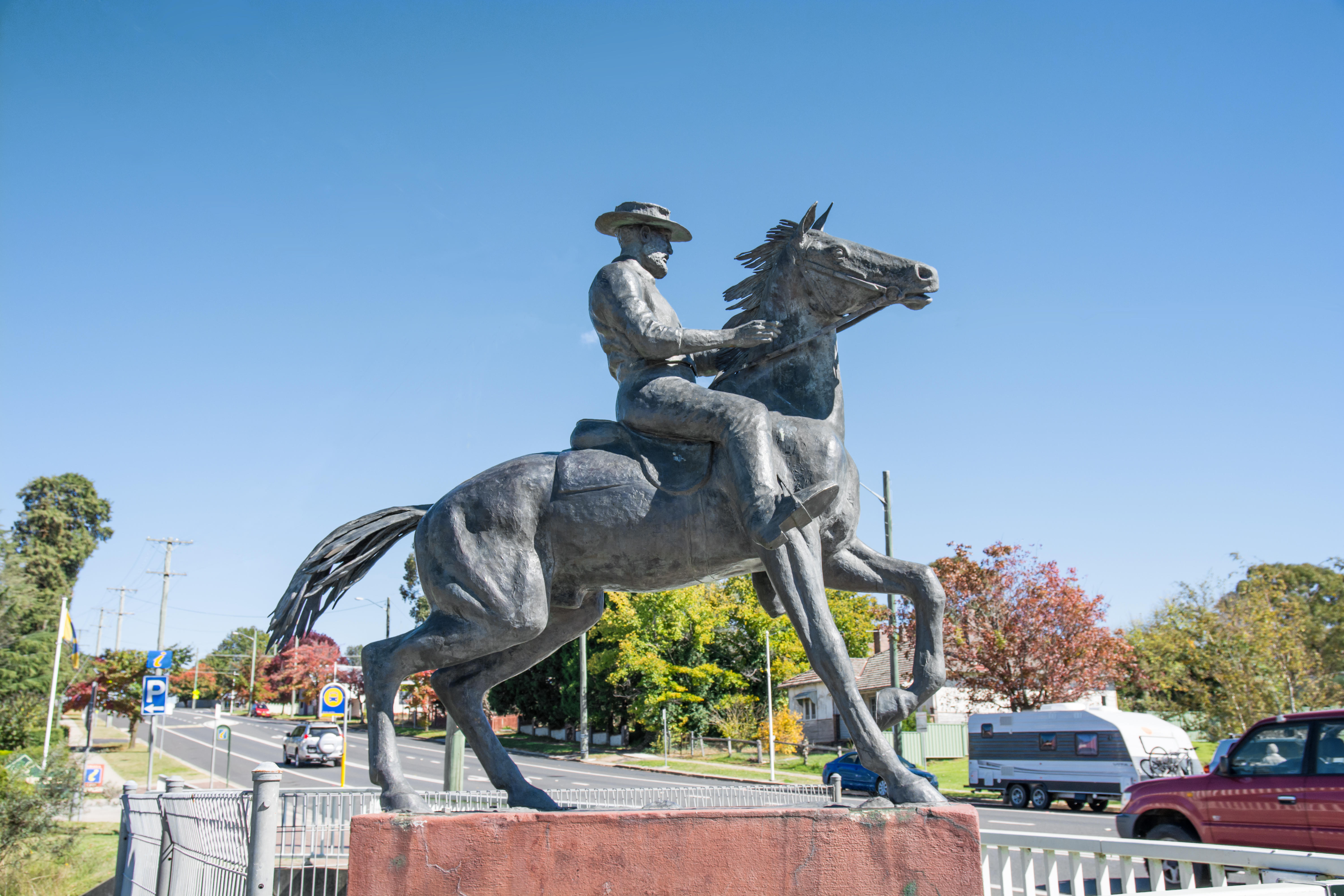 Statue of the Australian outlaw Captain Thunderbolt