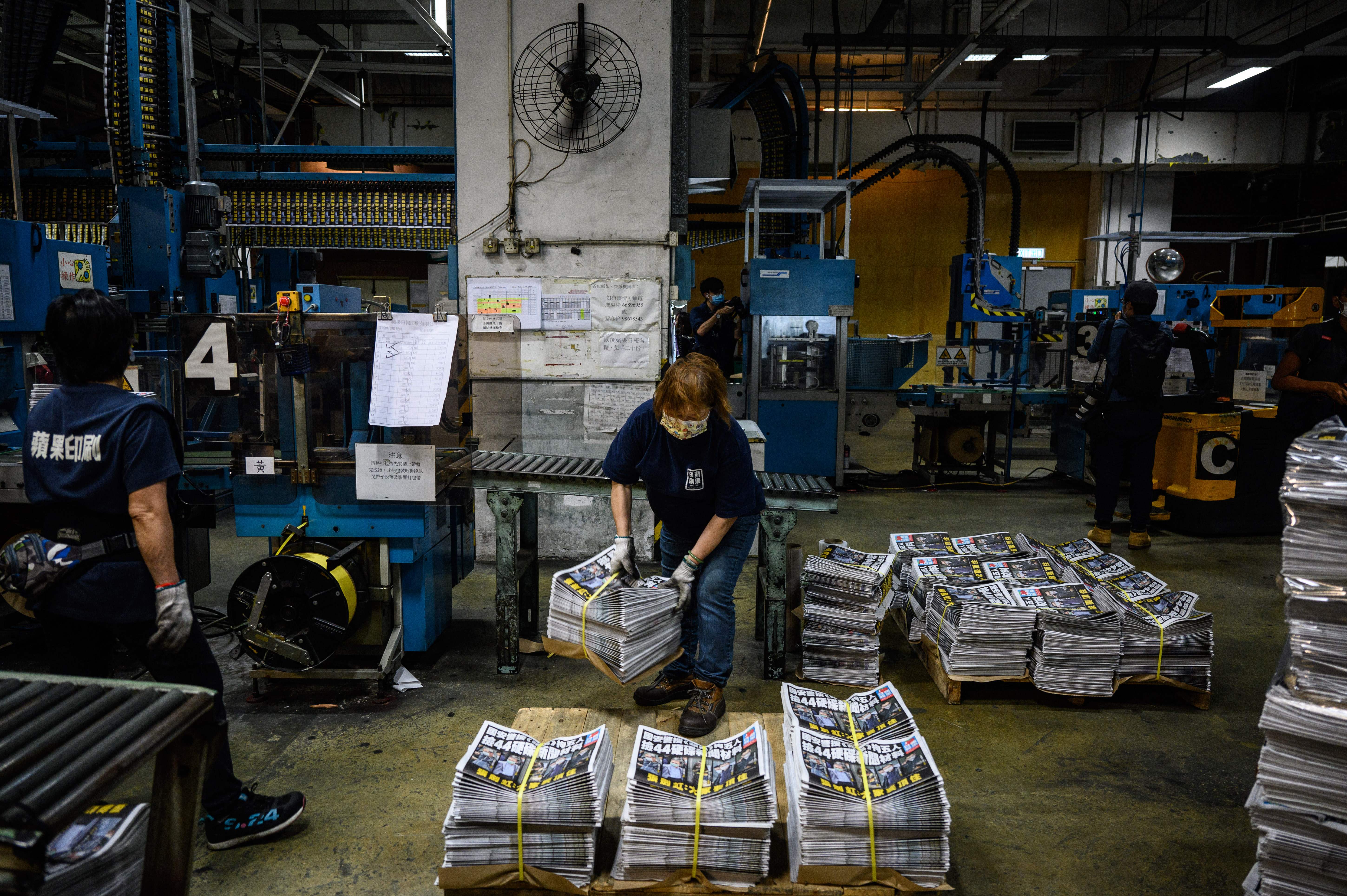 Shipping bundles of newspapers